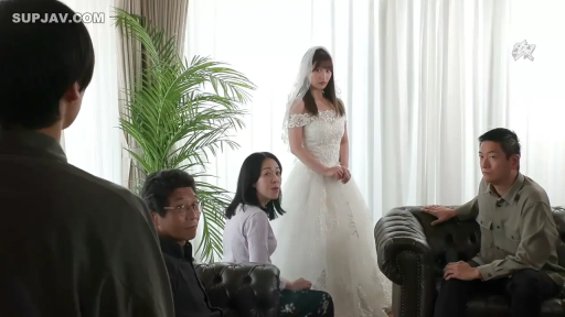 严肃 · 站姿 · 沙发 · 客厅 · 远景 · 注视 · 多人 · 婚纱