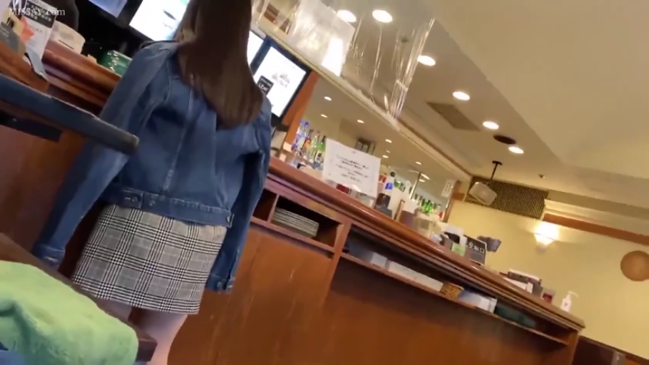 背影 · 站立 · 前台 · 偷拍视角 · 格子短裙 · 等待 · 菜单