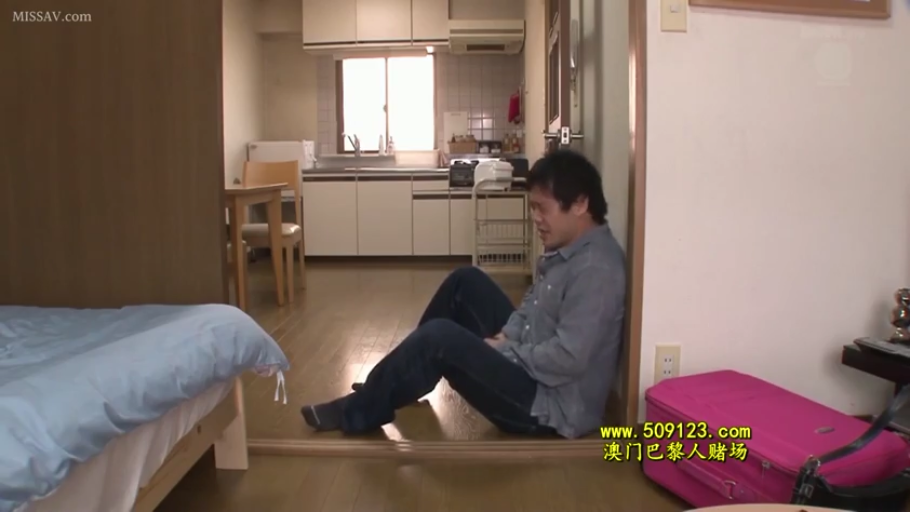 Sitting Posture · Suitcase · 全景 · shirt · Room · Pain · adult male · 捂腹