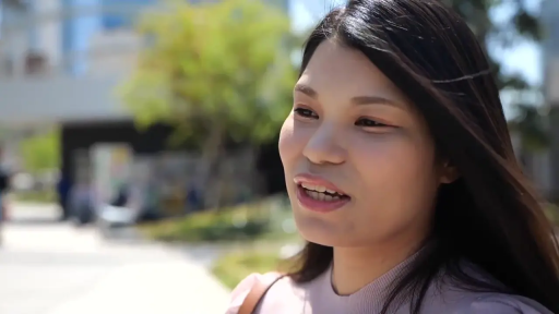 面部特写 · 户外 · 粉色上衣