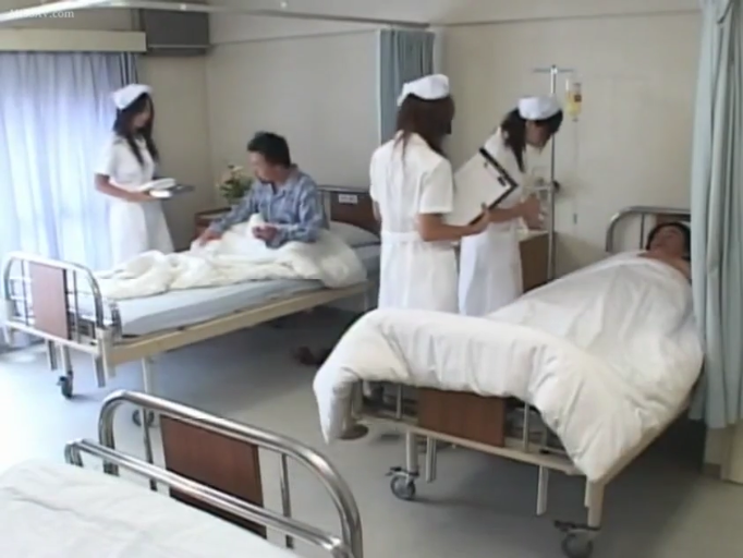 严肃 · 病床 · 护士服 · 站立 · 远景 · 医院病房 · 制服诱惑 · 查房