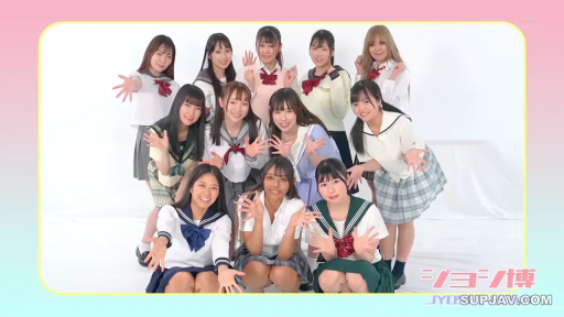 室内 · 全景 · 多人 · 水手服 · 笑容 · 挥手 · 蹲站结合