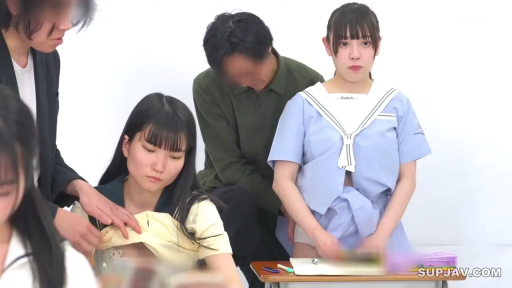 坐姿 · 水手服 · 教室 · 平淡 · 中景 · 文具 · 校园 · 掀开上衣