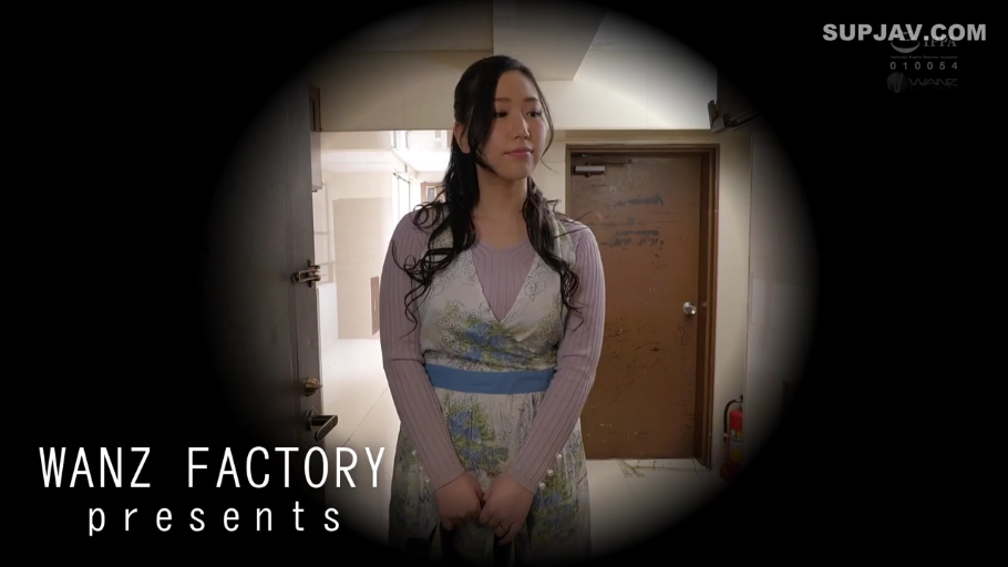 站姿 · 半身 · 碎花连衣裙 · 玄关