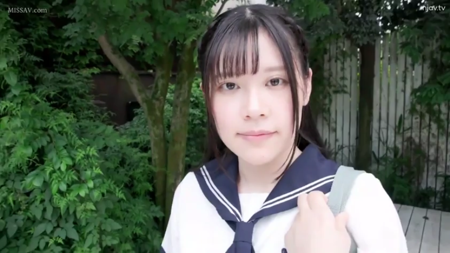 站立 · 半身特写 · 清纯 · 户外 · 水手服 · 注视镜头 · 书包带 · 微露笑意