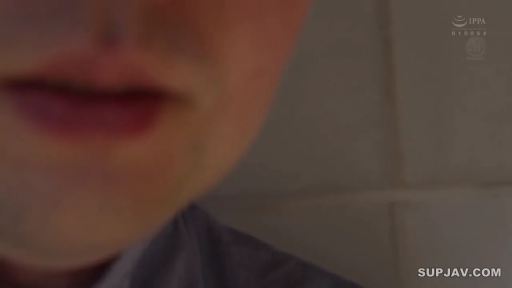 室内 · 张口 · 模糊 · 嘴部特写 · 靠近 · 灰色衬衫