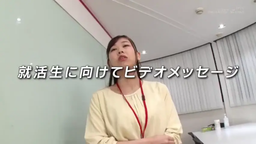 办公室 · 站立 · 中景 · 自然 · 职场 · 黄色上衣 · 红色挂绳 · 录制视频