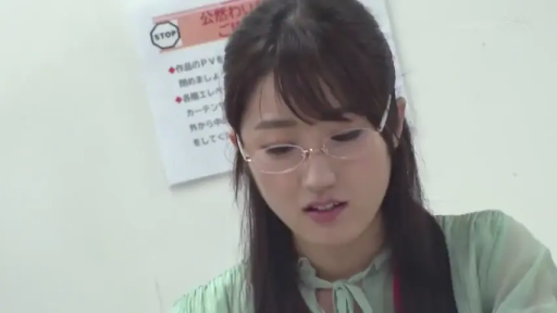 室内 · 室内 · 眼镜 · 专注 · 脸部特写 · 站姿 · 俯视 · 浅绿色上衣