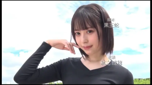 微笑 · 顔のクローズアップ · 屋外 · 看向镜头 · 黑色长袖V领上衣 · 手扶脸颊