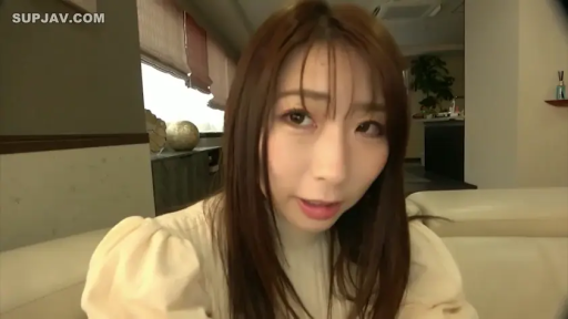 自然 · 面部特写 · 长发 · 室内客厅 · Stare at the lens · 坐姿正面 · 浅色泡泡袖上衣