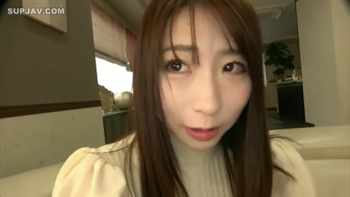 室内 · 脸部特写 · 第一视角 · 自然 · 高领上衣 · 注视 · 绿植 · 正面