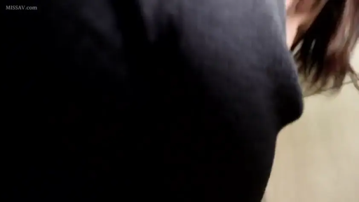 室内 · 俯身 · 胸部特写 · 黑色上衣