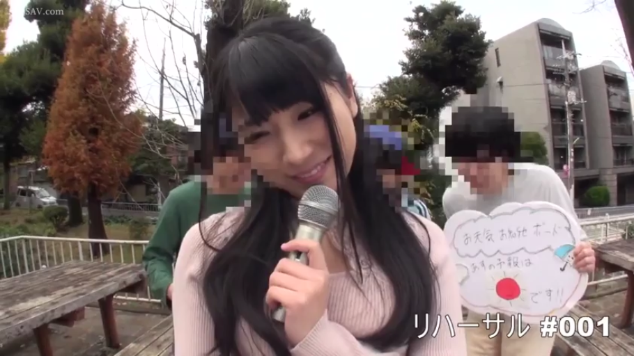 Standing Posture · Smile · Half-body close-up · Microphone · 粉色针织衫 · 户外公园 · 街头采访风 · 持麦采访