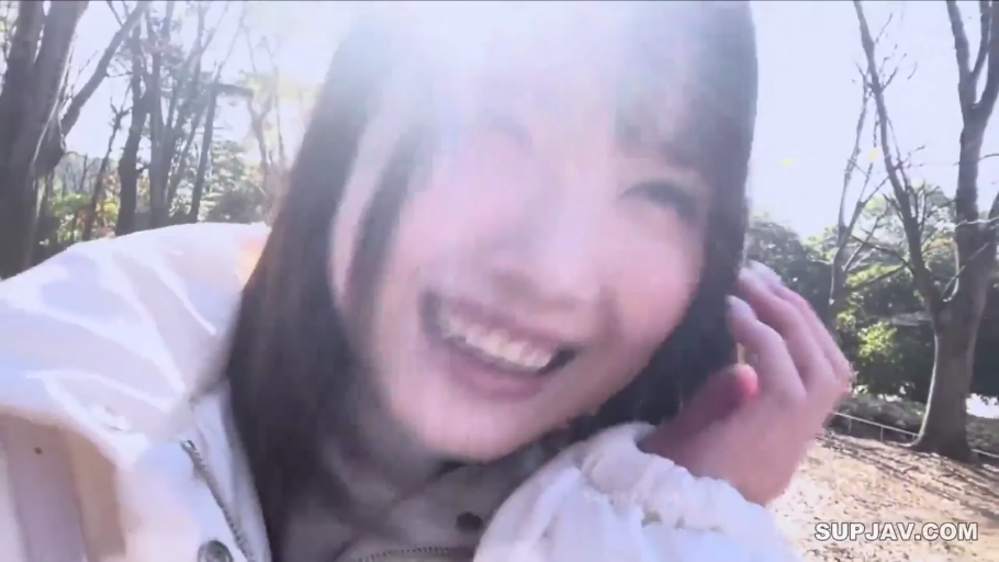 俯身 · 脸部特写 · 公园 · 白色外套