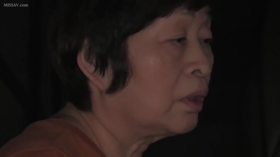 室内 · 头部特写 · 红色上衣