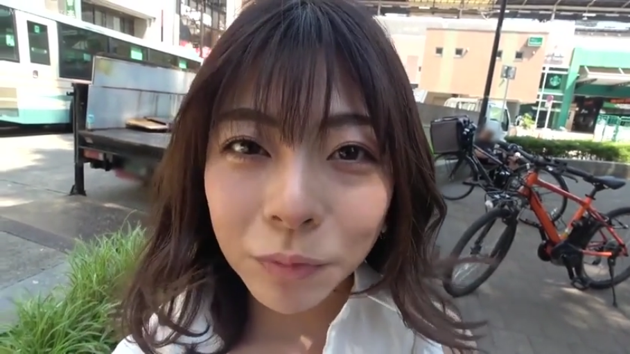 露乳 · 格子裙 · 车内 · 开腿坐姿 · 汽车座椅 · 腿部特写 · 户外暴露 · 开朗