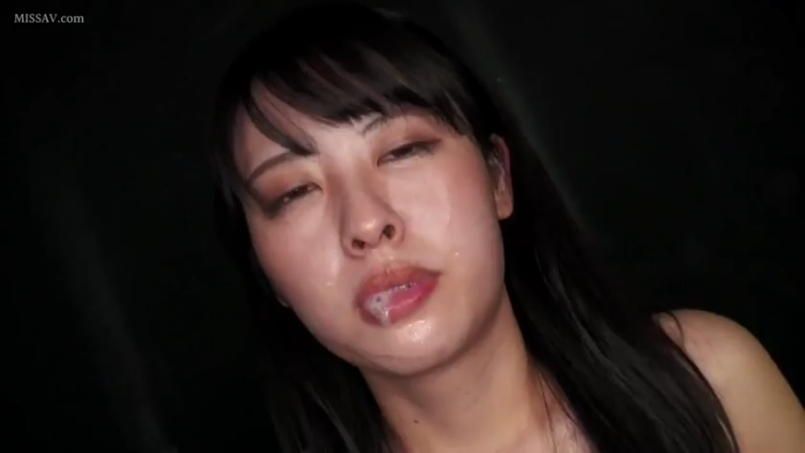 室内 · 脸部特写 · 仰头 · 裸肩