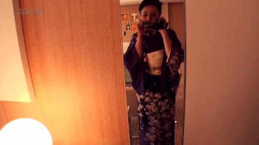 室内 · 中景 · 站姿 · 自然 · 自拍 · 和服 · 摄像机 · 镜面反射