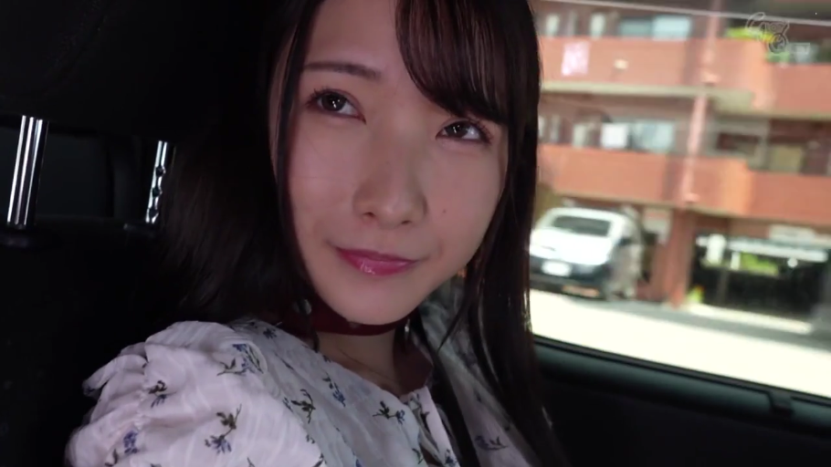 坐姿 · 面部 · 微笑 · 居家 · 手机 · 条纹衫 · 餐厅 · 玩手机