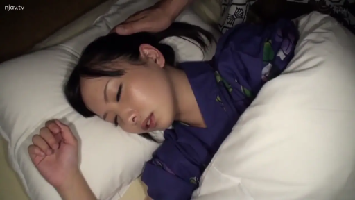 室内 · 卧室 · 平静 · 枕头 · 面部特写 · 卧姿 · 睡眠 · 紫色浴衣