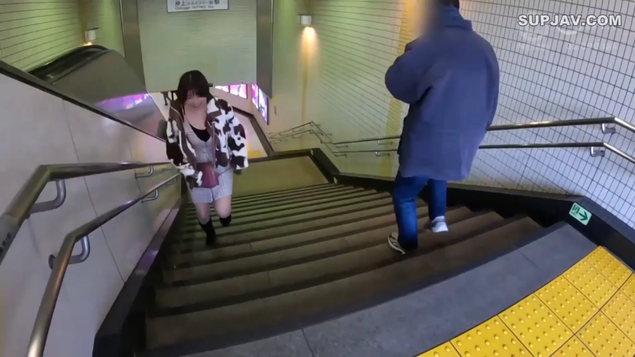 全身 · 奶牛纹外套 · 地铁站楼梯