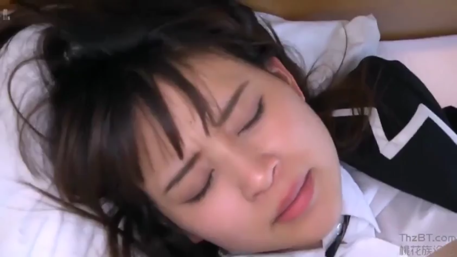 室内 · 脸部特写 · 仰卧 · 制服