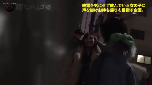 站立 · 微笑 · 便装 · 户外街道 · 夜晚 · 街头搭讪