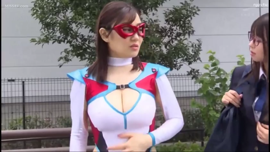 严肃 · 角色扮演 · 站立 · 中景 · 户外 · 红色面具 · 侧头交流 · 英雄制服