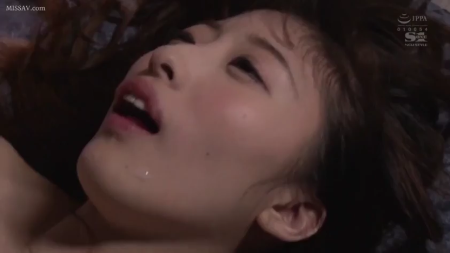 室内 · 脸部特写 · 陶醉 · 仰卧 · 裸体 · 呻吟 · 乱发