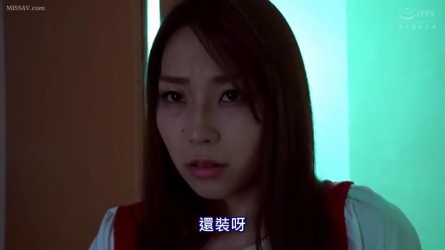 室内 · 脸部特写 · 正面 · 中长发 · 对质 · 怀疑 · 红色连身裙