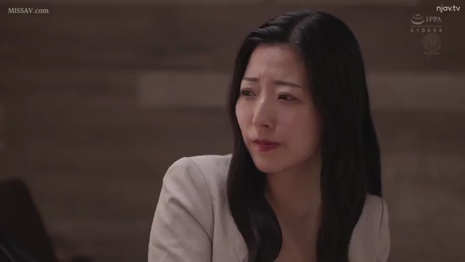 室内 · 坐姿 · 脸部特写 · 注视 · 忧愁 · 黑色长发 · 浅色西装