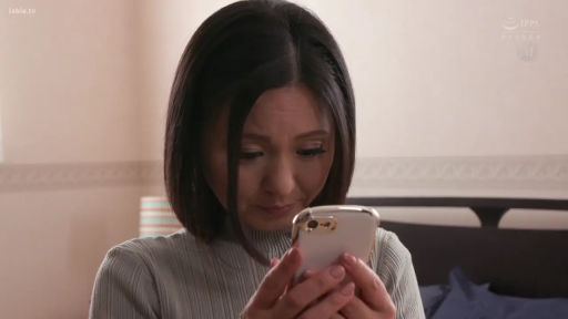 Sitting Posture · 专注 · Bedroom · 面部特写 · Looking at phone · 手机 · 短发 · 灰色高领针织衫