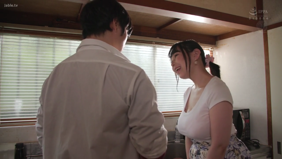 巨乳 · 中景 · 厨房 · 谈话 · 笑容 · 微波炉 · 面对面站立 · 碎花长裙