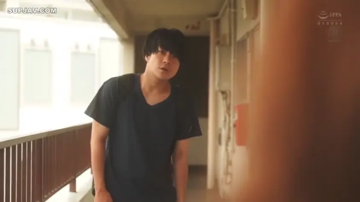 站立 · 中景 · 注视 · 走廊 · 背包 · 疑惑 · 深色T恤 · 男性主角