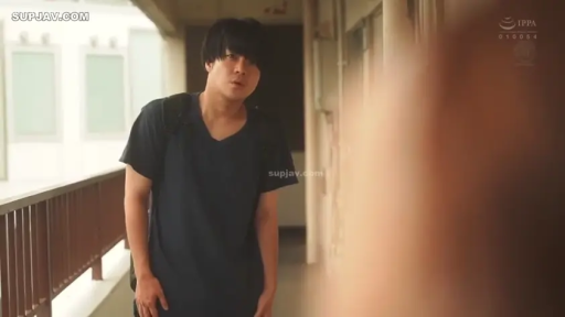 专注 · 站立 · 公寓走廊 · 背包 · 观望 · 男人 · 深色V领短袖