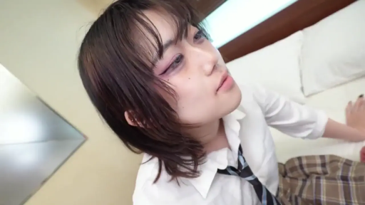 单人 · 站立 · 微笑 · 卫生间 · 白色长袖 · 俯拍特写 · 抬头看