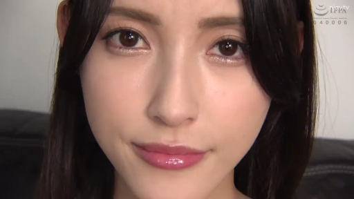 室内 · 脸部特写 · 微笑 · 注视 · 长发 · 正面 · 不详