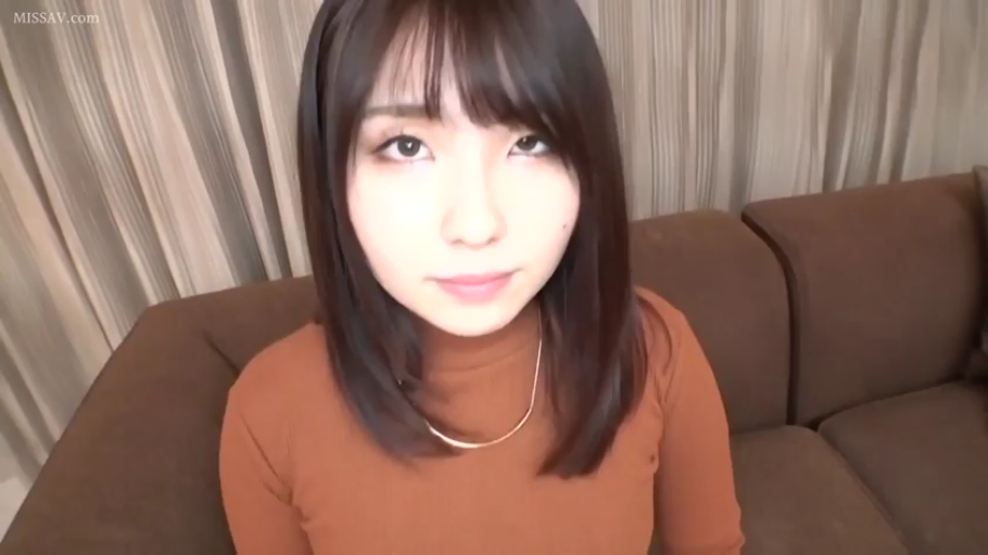 坐姿 · 脸部 · 平靜 · 客廳 · 项链 · 注視 · 人像 · 棕色高领毛衣