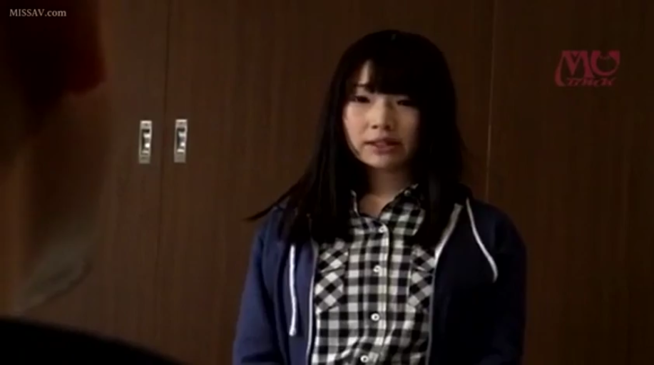 室内 · 真剣 · 站立 · 半身 · 凝視 · 连帽衫 · アジア人女性