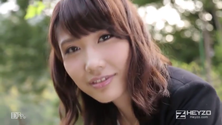 俯身 · 脸部特写 · 微笑 · 注视 · 户外 · 长发 · 西装