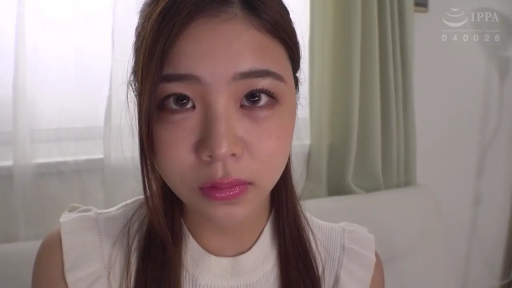 室内 · 面部特写 · 白色背心 · 注视 · 正面 · 哀怨 · 泪眼