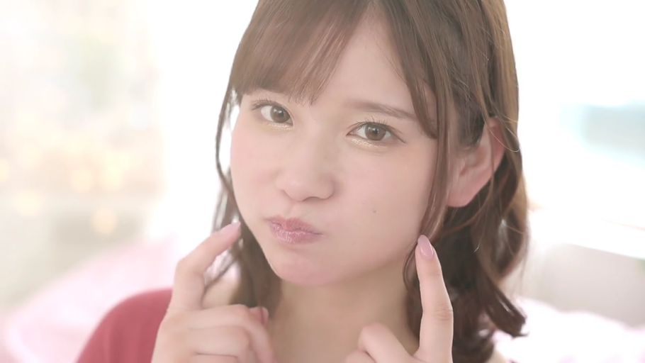 室内 · 脸部特写 · 红色衣服 · 指尖点脸