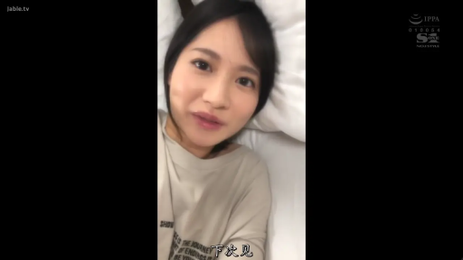 脸部特写 · 字幕 · 微笑 · 枕头 · 床上 · 凝视 · 躺姿 · T恤