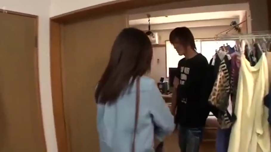 室内 · 站立 · 中景 · 自然 · 对话 · 剧情 · 衬衫 · 单肩包