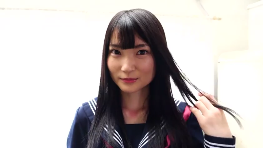 室内 · 微笑 · 面部特写 · 深蓝色校服 · 清纯风