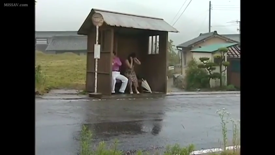 坐姿 · 平靜 · 遠景 · 連衣裙 · 雨傘 · 公交站 · 等车 · 雨天