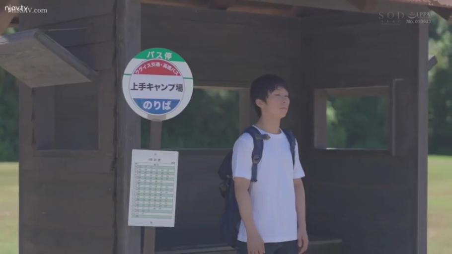 站立 · 中景 · 平静 · 日系 · 白いTシャツ · 背包 · 等待 · 户外公交站