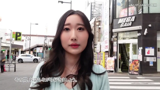 站立 · 中景 · 平静 · 采访 · 街头采访 · 街头 · 淡青色针织衫 · 背景广告牌