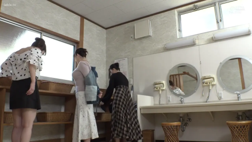 坐姿 · 手机 · 职业套装 · 俯视 · 卫生间 · 淡漠 · 偷拍 · 如厕
