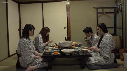 座り姿勢 · 和室 · 全景 · 自然 · 食事 · 浴衣